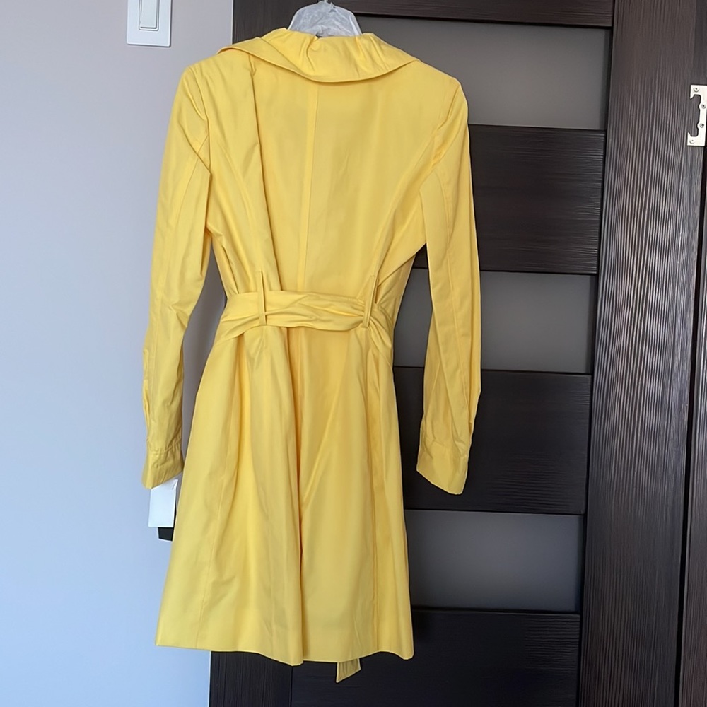 NEW TAHARI WOME'NS TRENCH COAT YELLOW DAISY SZ M RETAIL $ 125 - Picture 3 of 5